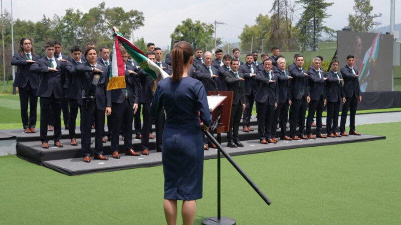 President Sheinbaum Presents National Flag to Mexican Soccer Team Ahead of 2026 World Cup
