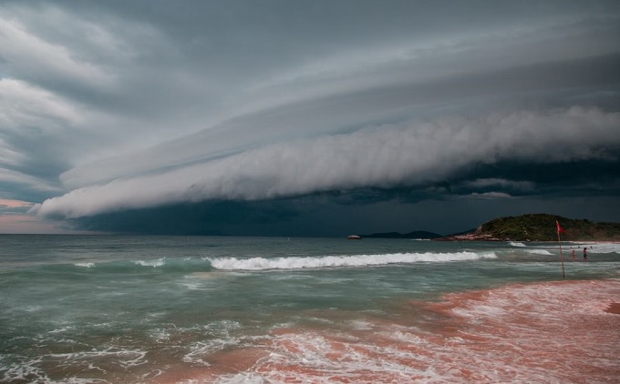Tourists Escape Serious Injury After Lightning Strikes Oaxaca Beach